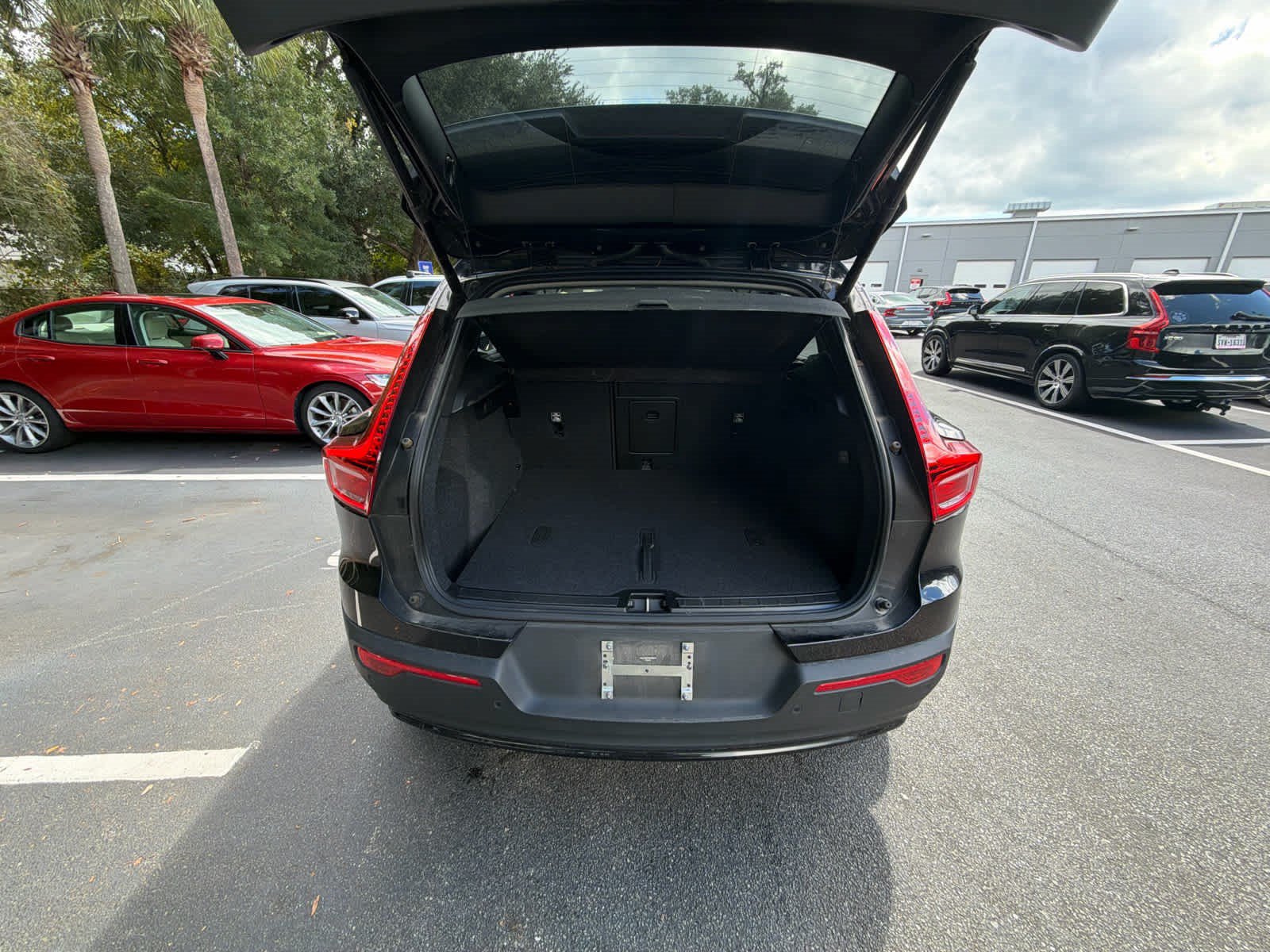 Used 2025 Volvo XC40 B5 Plus AWD/4WD image 23