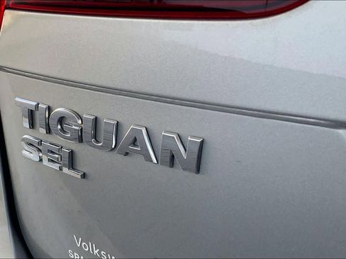 Used 2021 Volkswagen Tiguan SEL FWD image 10