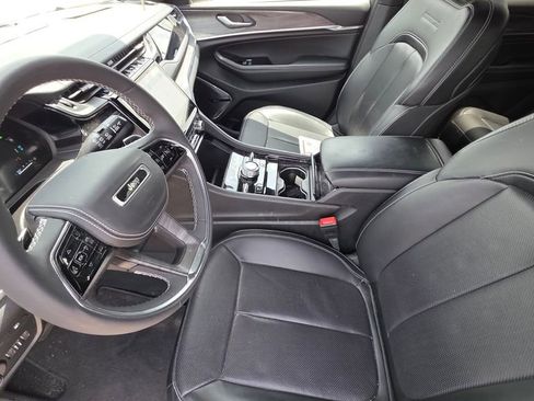 Used 2022 Jeep Grand Cherokee Overland w/ MOPAR Finishing Package AWD/4WD image 12