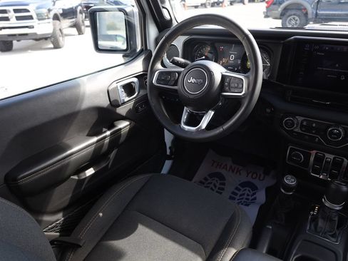 Used 2024 Jeep Wrangler Unlimited Sahara AWD/4WD image 19