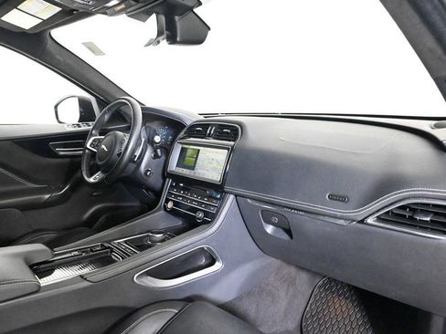 Used 2020 Jaguar F-PACE R-Sport image 15