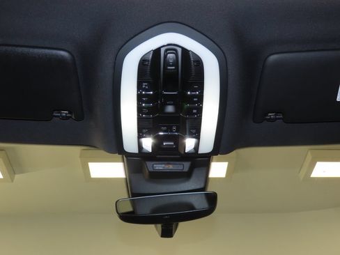 Certified 2026 Porsche Macan AWD/4WD image 31