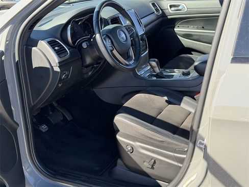 Used 2022 Jeep Grand Cherokee Laredo X image 10