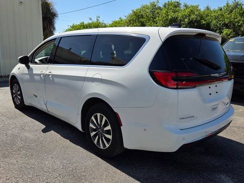 Used 2023 Chrysler Pacifica Touring-L FWD image 5