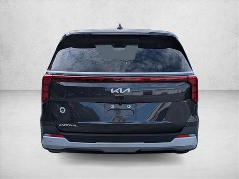 Used 2025 Kia Carnival FWD image 7