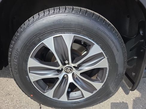 Used 2022 Toyota Highlander XLE image 14