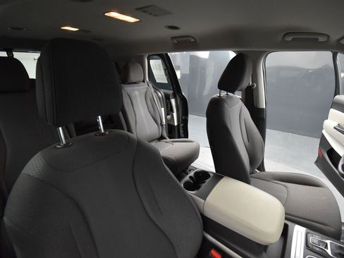 Certified 2024 Kia Carnival LX image 17