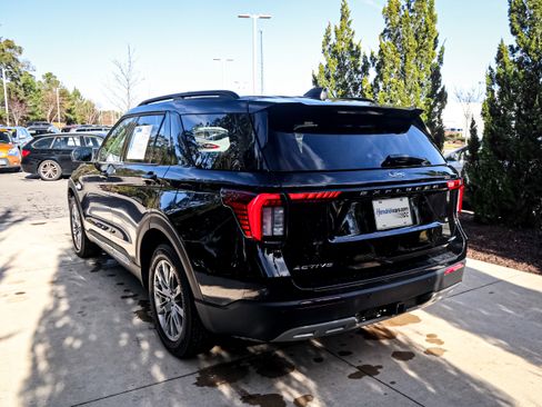 Used 2025 Ford Explorer Active w/ Active Comfort Package image 8