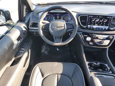New 2026 Chrysler Pacifica Limited w/ Uconnect Theater Family Group image 17