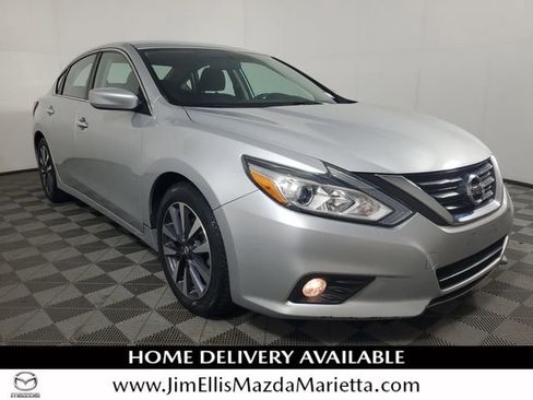 Used 2017 Nissan Altima 2.5 SV image 1