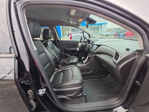 Used 2021 Chevrolet Trax LT w/ Premium Seat Package AWD/4WD image 13