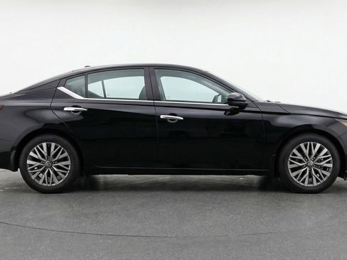 Used 2025 Nissan Altima 2.5 SV image 11