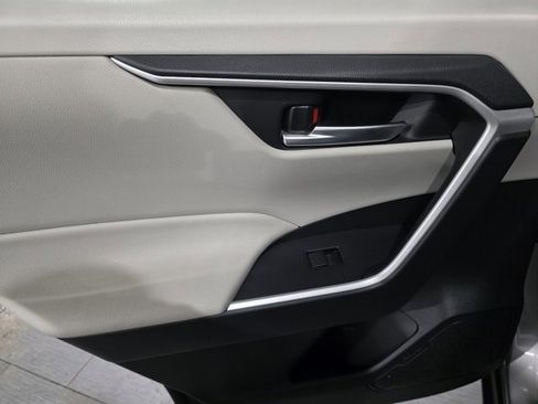 Used 2020 Toyota RAV4 XLE w/ Convenience Package image 11