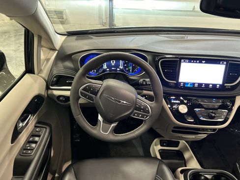 Used 2024 Chrysler Pacifica Touring-L FWD image 29