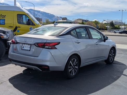 Used 2021 Nissan Versa SV FWD image 4