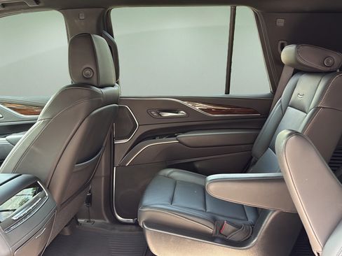 Used 2021 Cadillac Escalade Luxury AWD/4WD image 23