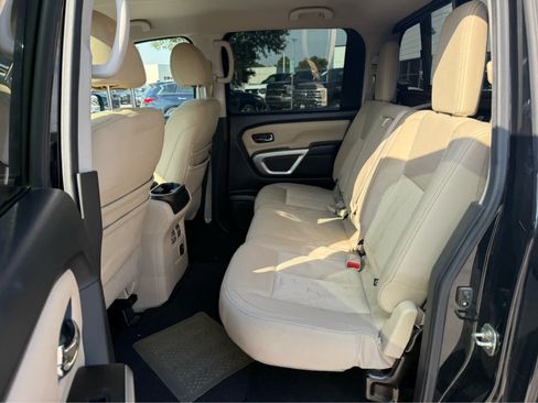 Used 2017 Nissan Titan SV RWD image 9