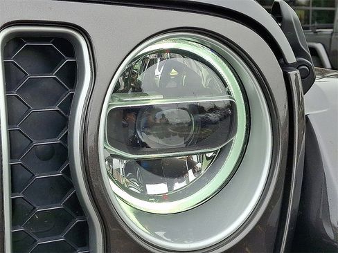 Used 2022 Jeep Wrangler Unlimited Sahara w/ Cold Weather Group image 10