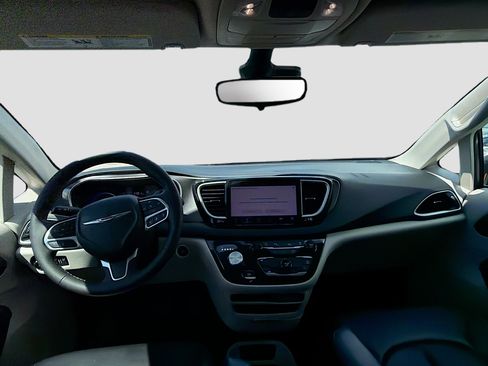 Used 2023 Chrysler Pacifica Touring-L FWD image 17