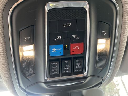 Used 2024 Jeep Grand Cherokee Limited image 18