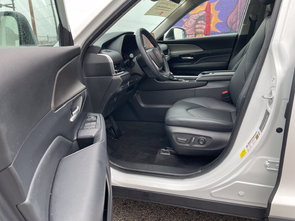 Used 2024 Toyota Grand Highlander AWD image 14