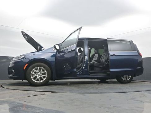Used 2025 Chrysler Pacifica Select image 59