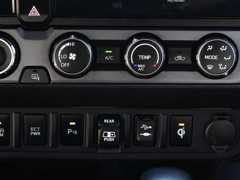 Used 2019 Toyota Tacoma TRD Sport w/ Technology Package AWD/4WD image 36