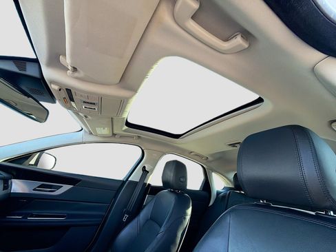 Used 2018 Jaguar XF Prestige image 25