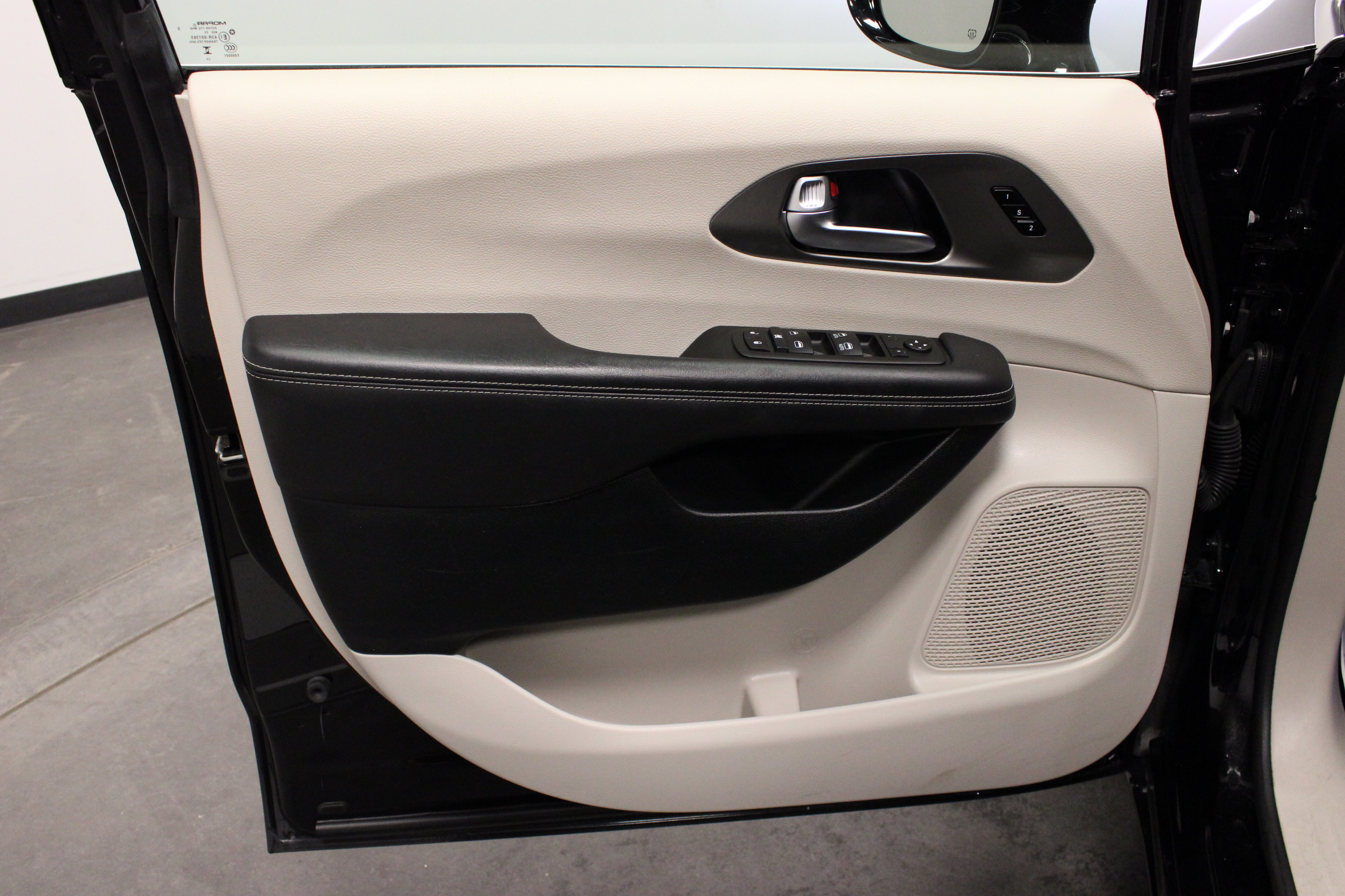 Used 2024 Chrysler Pacifica Touring-L FWD image 18
