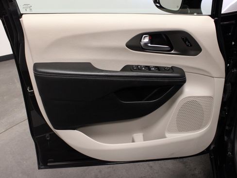 Used 2024 Chrysler Pacifica Touring-L FWD image 18