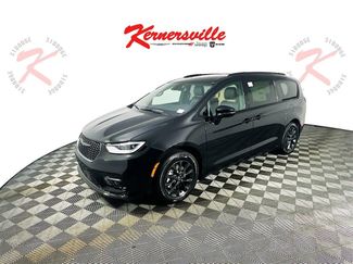 New 2025 Chrysler Pacifica Select w/ Uconnect Theater Family Group video 3
