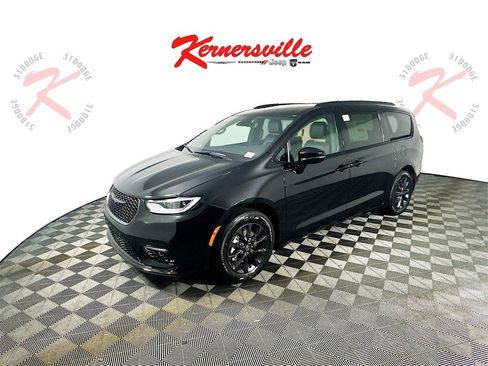 New 2025 Chrysler Pacifica Select w/ Uconnect Theater Family Group image 3