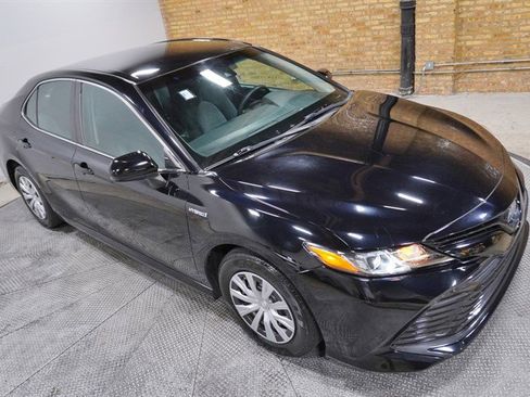 Used 2018 Toyota Camry LE image 7