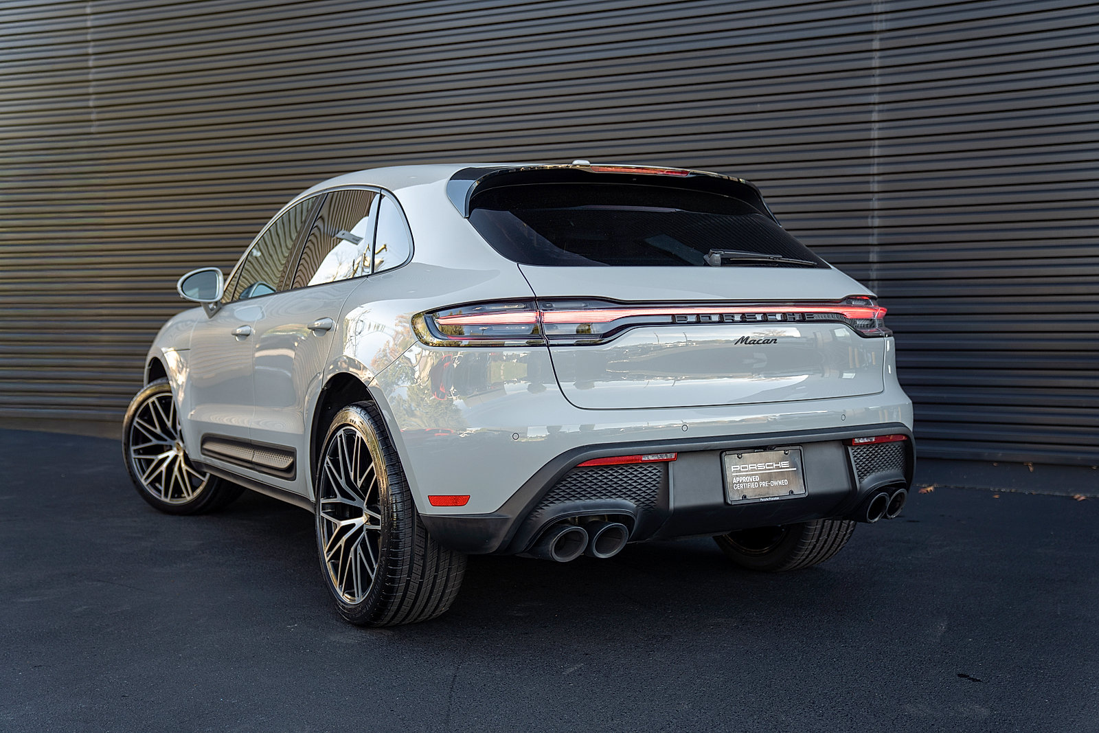 Certified 2023 Porsche Macan AWD/4WD image 3
