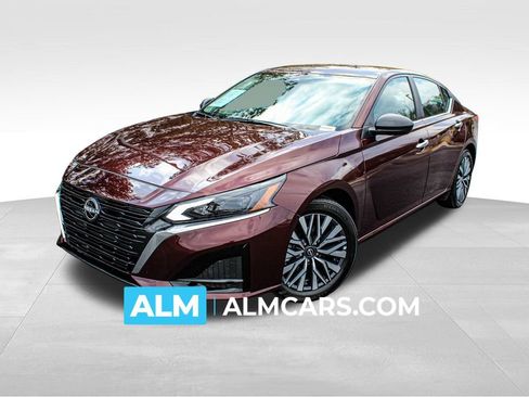 Used 2025 Nissan Altima 2.5 SV image 1