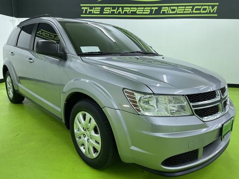 Used 2020 Dodge Journey SE image 2