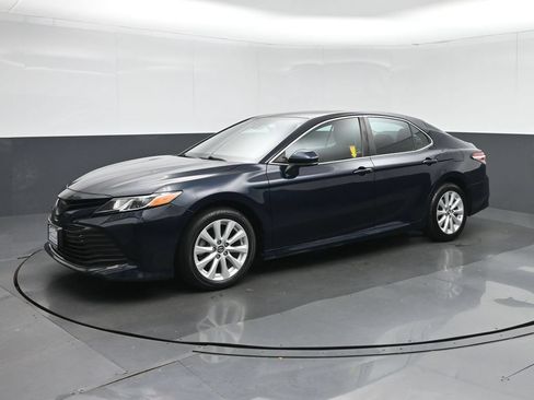 Used 2019 Toyota Camry LE FWD image 3