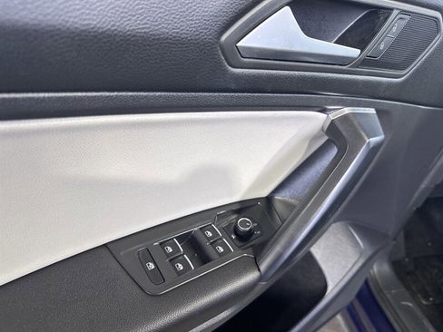 Used 2021 Volkswagen Tiguan SE w/ Panoramic Sunroof Package image 16