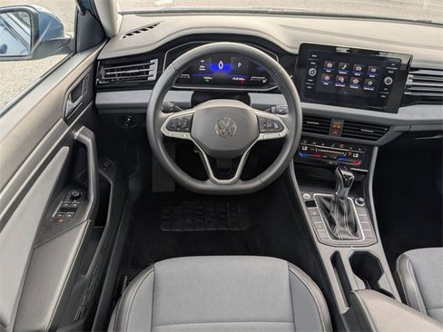 Used 2025 Volkswagen Jetta SE image 18