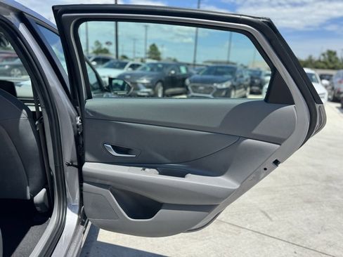 New 2025 Hyundai Elantra SEL image 12