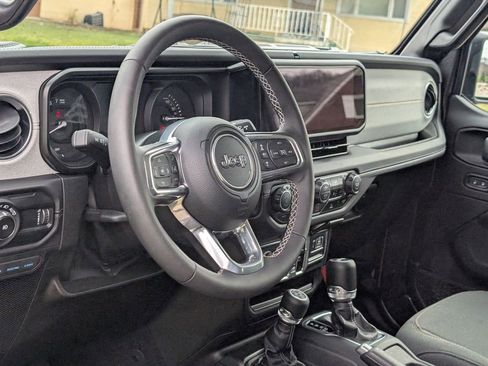 Used 2025 Jeep Wrangler Unlimited Sahara image 29