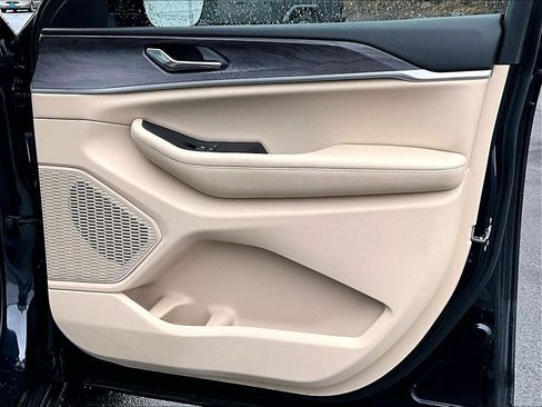 Used 2024 Jeep Grand Cherokee Limited image 12