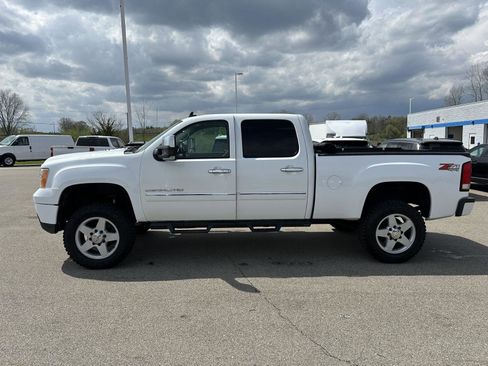 Used 2011 GMC Sierra 2500 Denali w/ Suspension Package, Off-Road AWD/4WD image 2