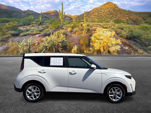 Certified 2025 Kia Soul LX image 3