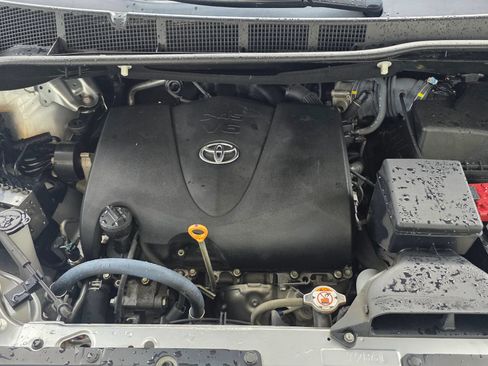 Used 2018 Toyota Sienna LE FWD image 18