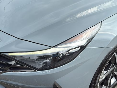 Used 2021 Hyundai Elantra Limited FWD image 8