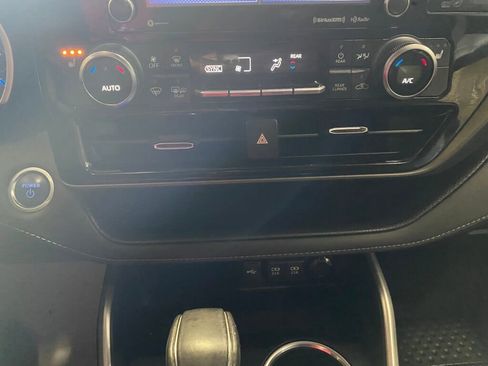 Used 2021 Toyota Highlander XLE image 14