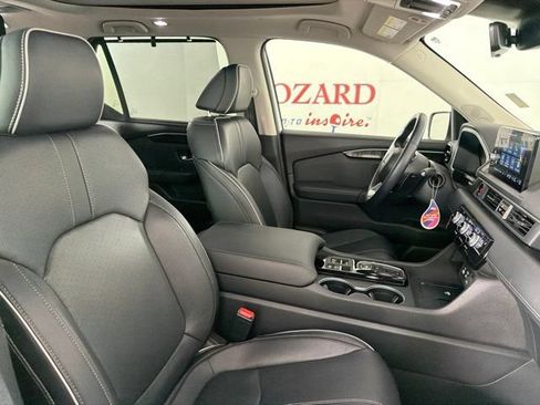 Used 2025 Honda Pilot Elite image 16