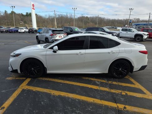 Used 2025 Toyota Camry SE image 3