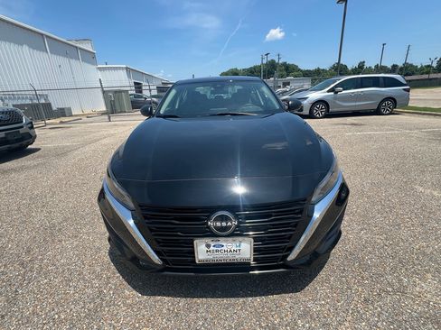 Used 2025 Nissan Altima 2.5 SV FWD image 3